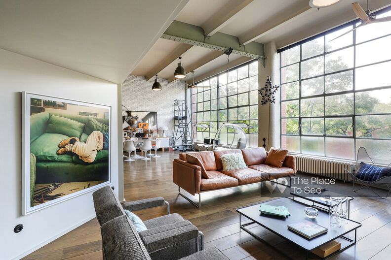 New-York style loft with huge bay window and brick wall