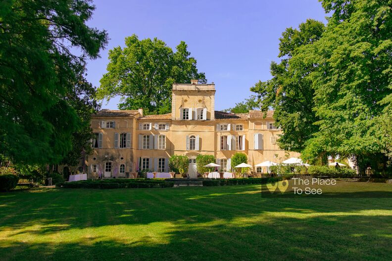 Elegant mansion in the Provençal countryside