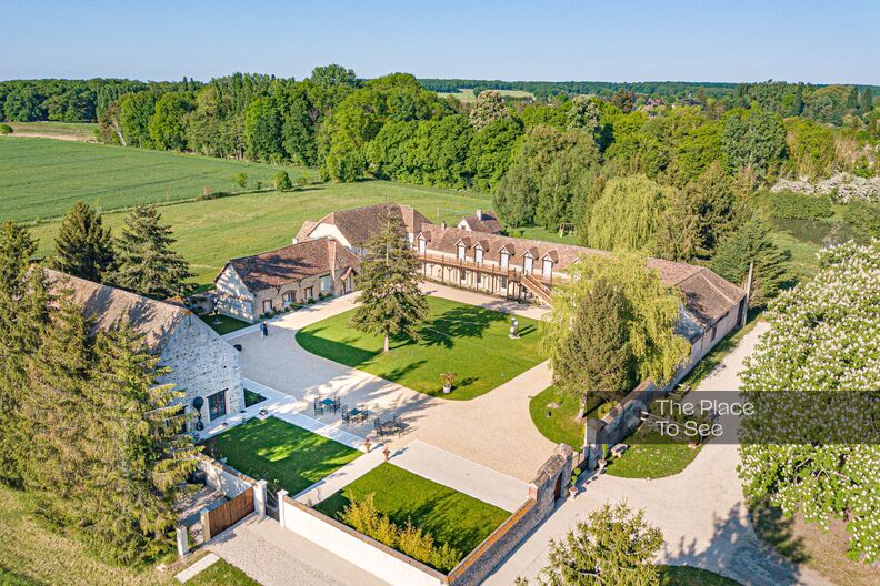 Renovated longère with a swimming pool