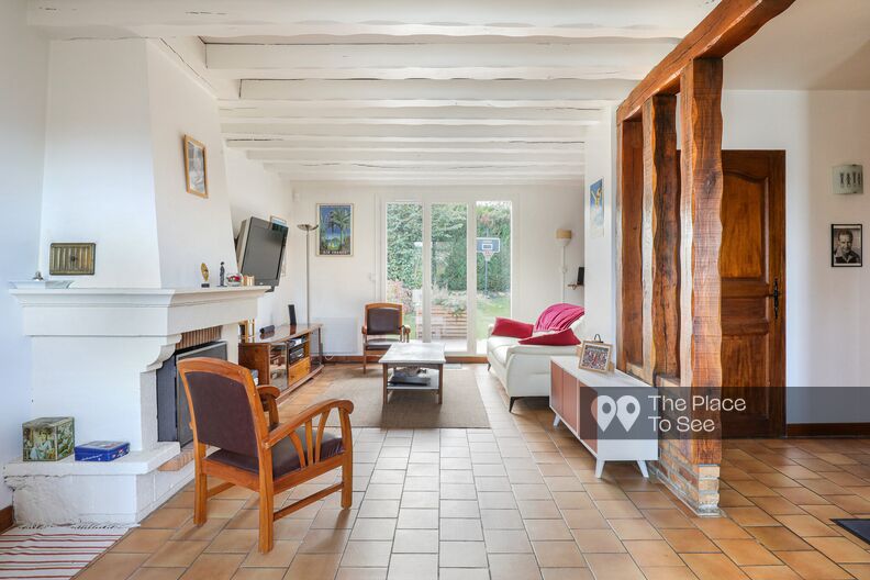 Pavillon simple et coloré avec poutres apparentes et cheminée