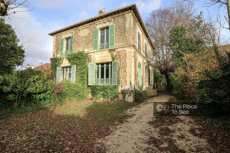 Pavillon meulière défraichi aux papiers peints colorés