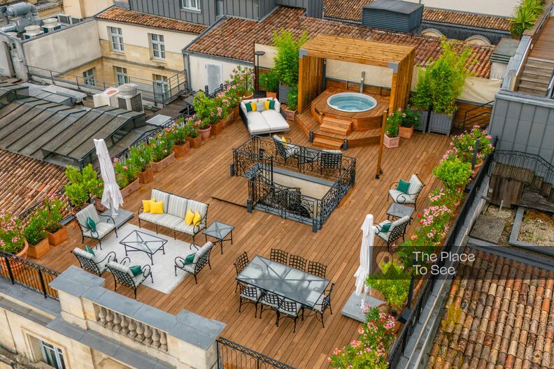 Rooftop avec jacuzzi avec vue sur les toits