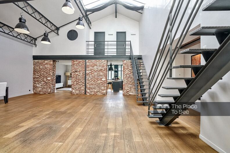 Large atypical loft with accommodation, artists' studios and work spaces