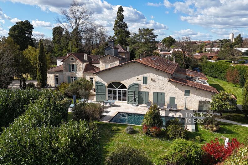 Ancien château viticole avec piscine proche de Bordeaux