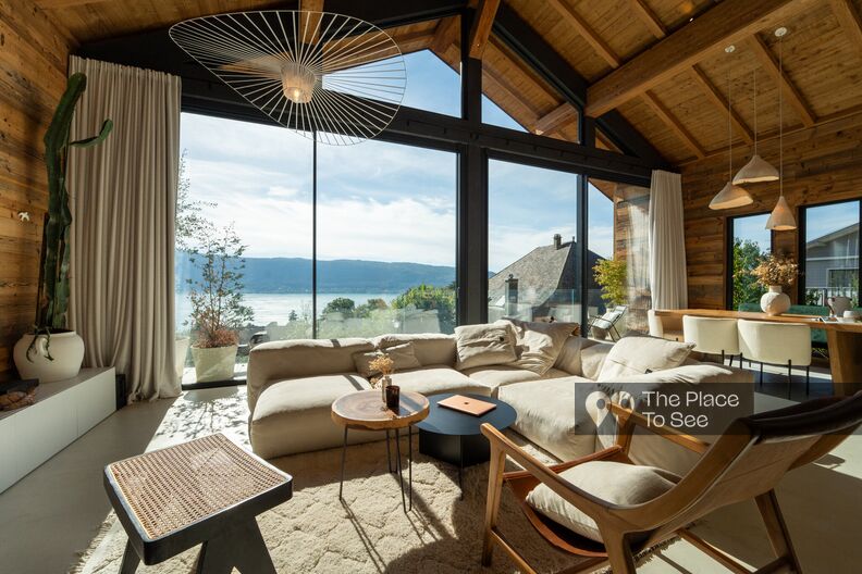 Contemporary chalet with lake view