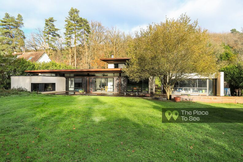 California-style architect’s house blending vintage furniture and metal accents