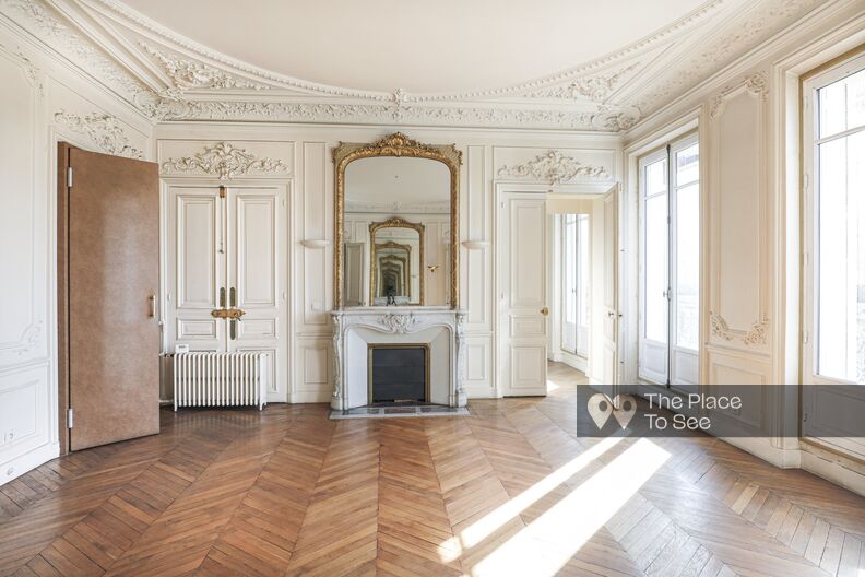 Empty office in a Haussmannian apartment on the 2nd floor
