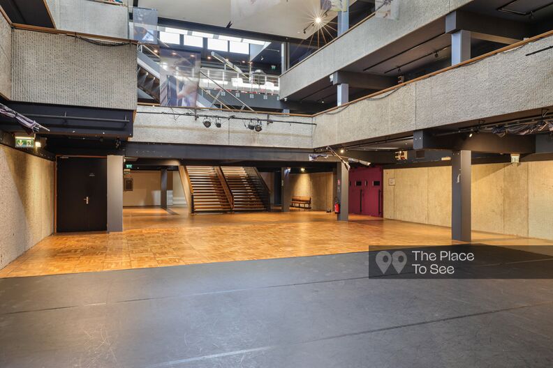 Espace culturel à l'architecture brutaliste