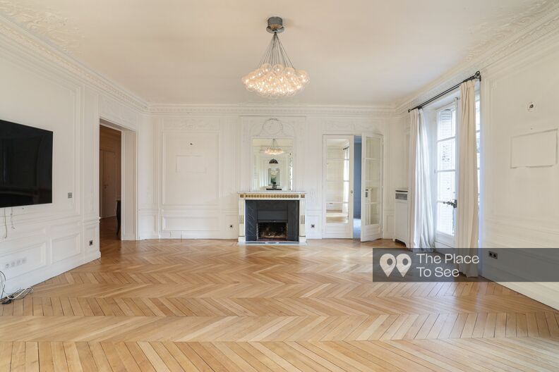 Appartement haussmannien peu meublé et murs blancs