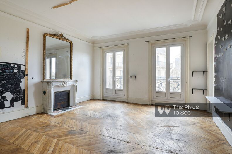 Appartement haussmannien vide aux murs patiné et déssiné