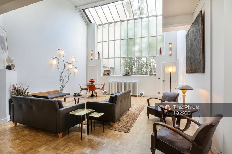 Duplex des années 30 avec un cabinet de curiosité