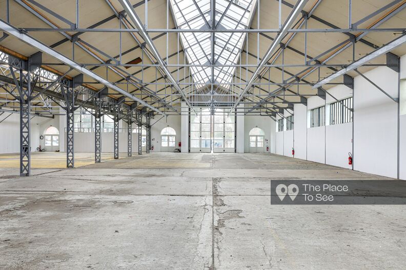 Grandes halles pouvant accueillir des véhicules, bureaux et rooftop
