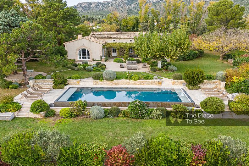 Elegant property with swimming pool in the heart of the Alpilles