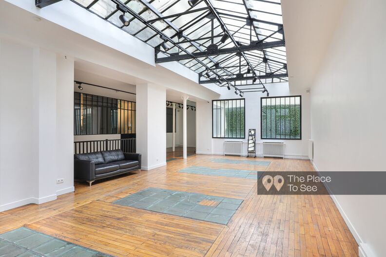 300-square-meter showroom featuring a bright space under a glass roof