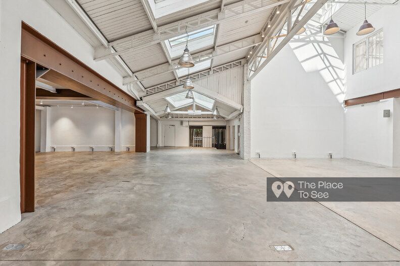 Vaste Showroom avec un espace boutique vitrine