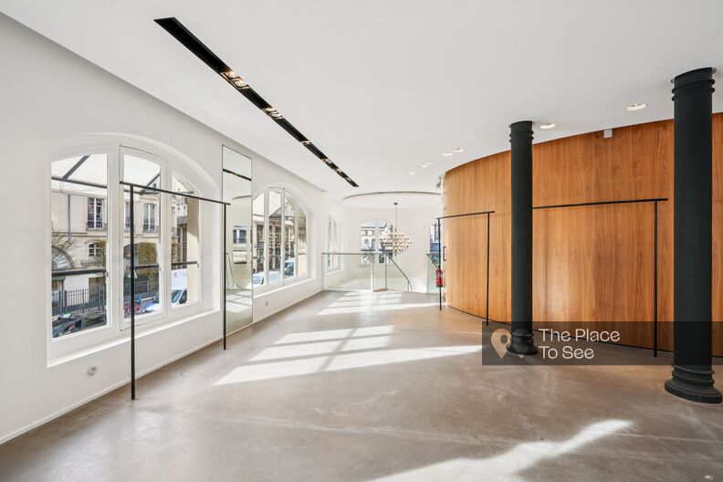 Showroom en duplex avec de grande baie vitrées