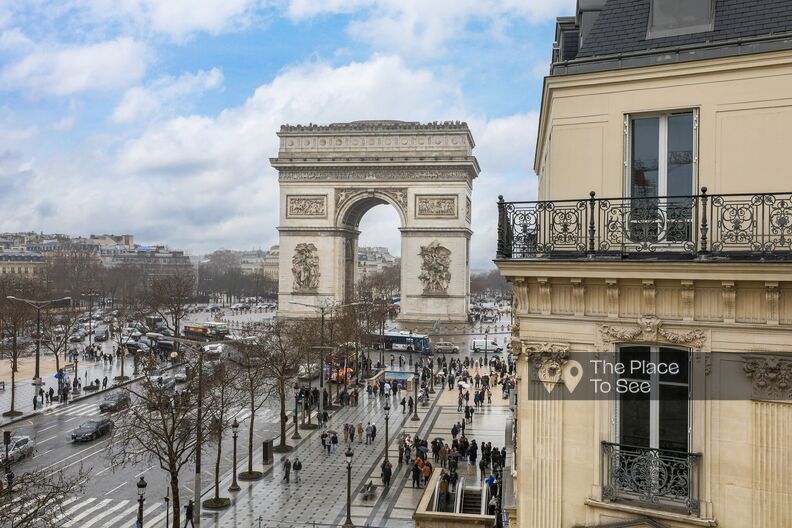 Stunning empty Haussmann apartment with views of the Arc de Triomphe