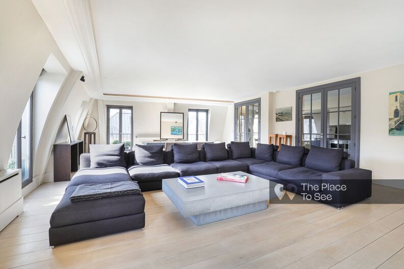 Appartement au dernier étage avec vue sur le musée du Louvre