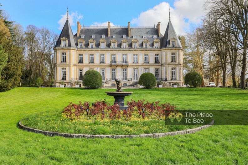 Château de 1870 avec de multiples salons classiques vides