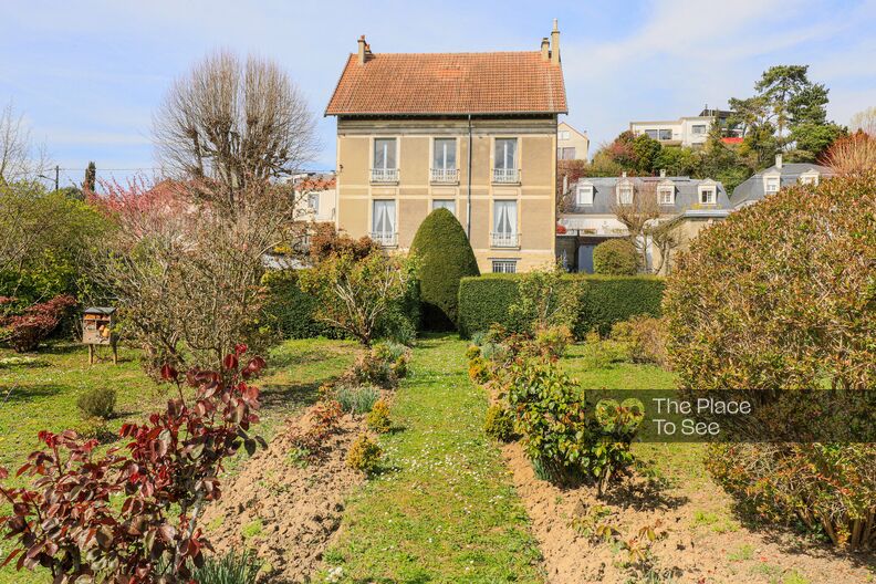 Maison belle époque patinée avec un grand jardin