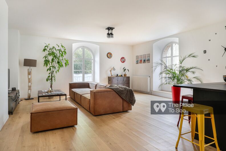 Modern ground-floor apartment in an 1850s residence