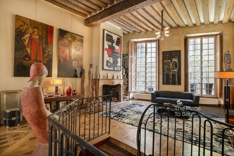 Charmant appartement ancien en triplex avec poutres apparentes