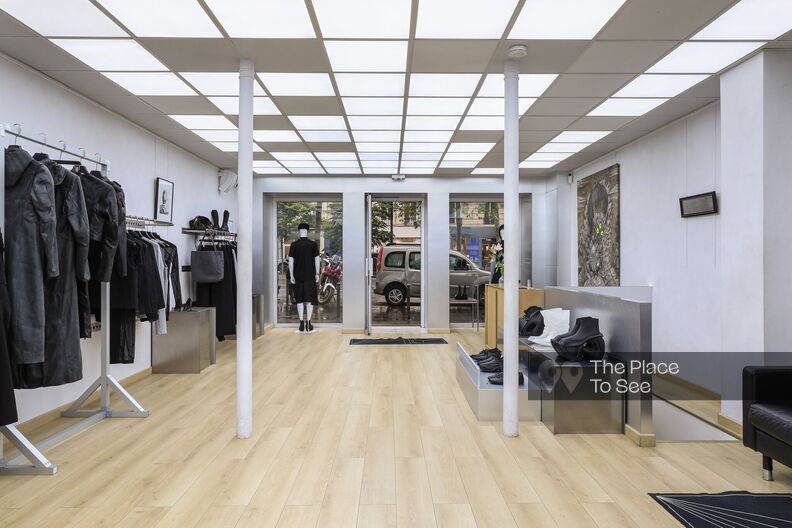 Showroom boutique on two levels with two separate street entrances