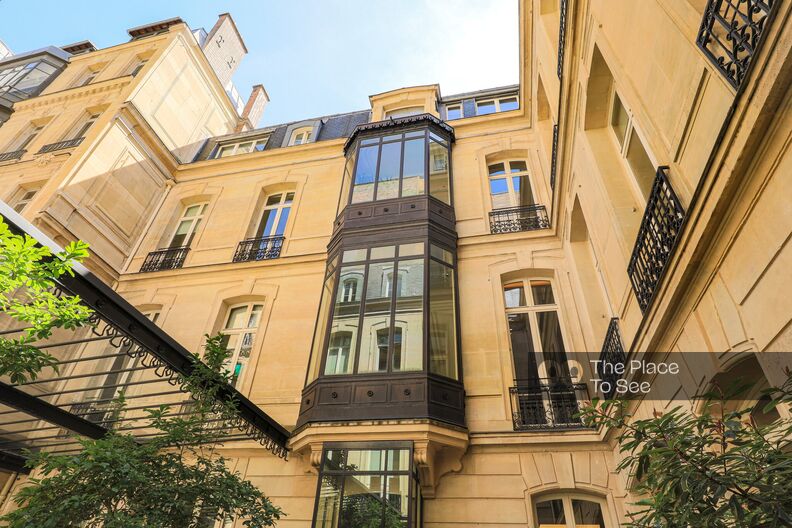 Haussmannian office townhouse with courtyard