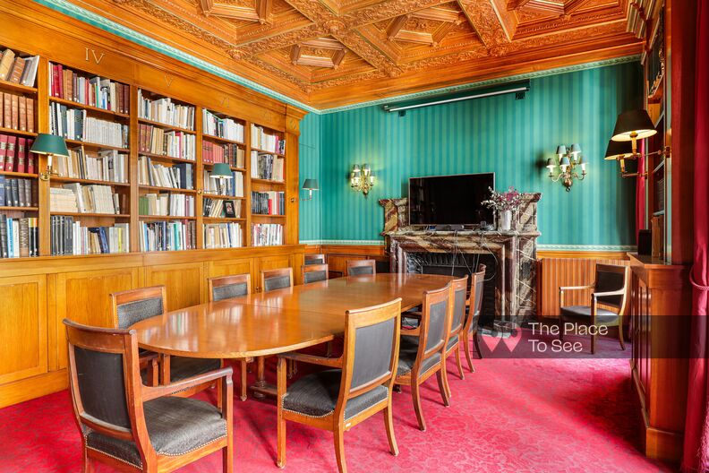 Salons classiques vides avec salle de réunion boisée