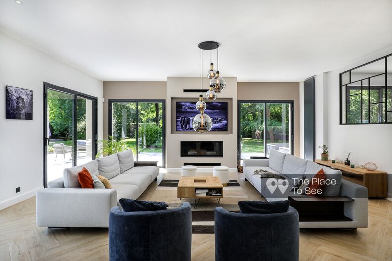 Modern contemporary house with landscaped garden and double garage