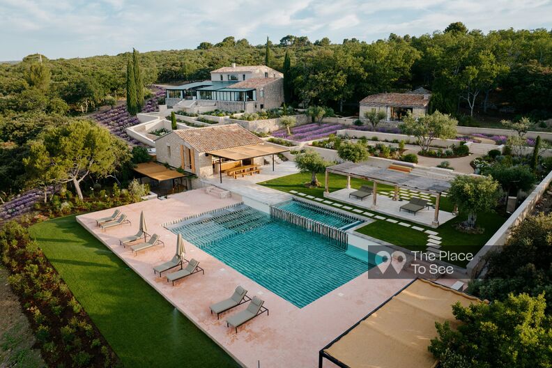 Hillside bastide estate with swimming pool