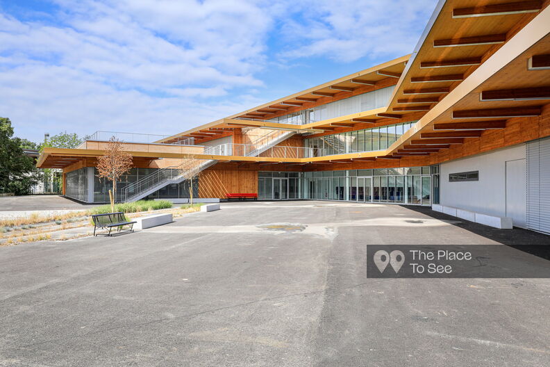 Lycée hi-tech contemporain divisé en plusieurs bâtiments verre, béton et bois