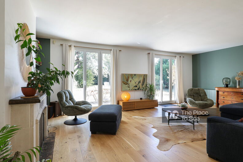 Pavillon à l'américaine chaleureux et coloré dans une résidence