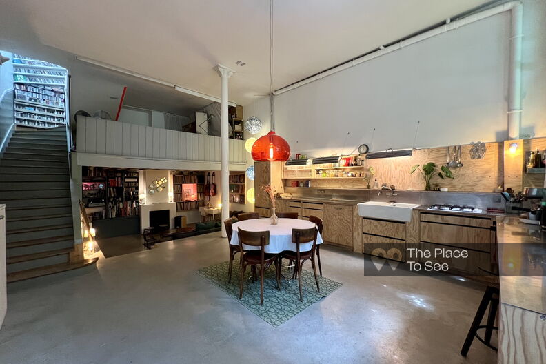 Loft coloré avec mobilier chiné