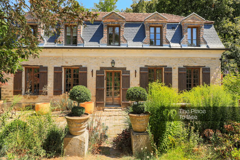 Très beau jardin à l'anglaise et sa maison de campagne colorée