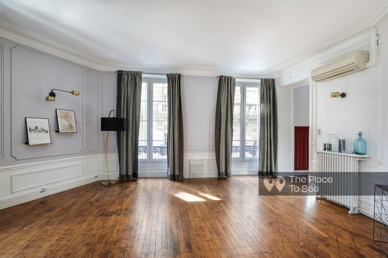 Appartement haussmannien simple et peu meublé 
