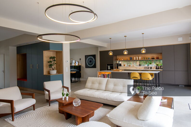 Contemporary and warm architect-designed house with swimming pool