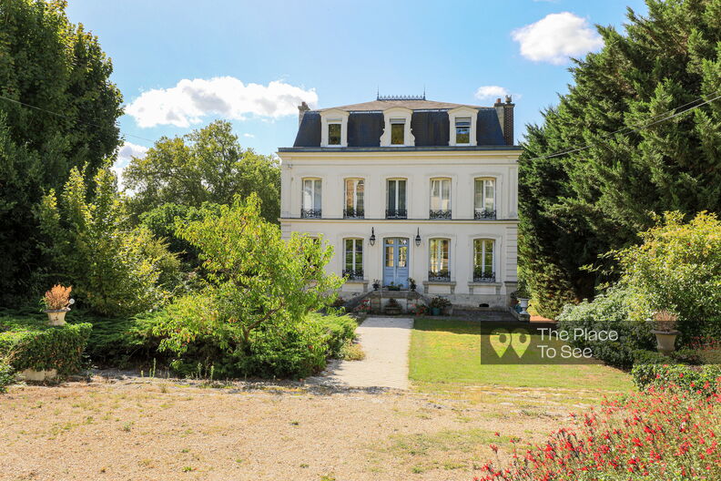 Maison classique avec un vaste parc et un accès direct à la Seine