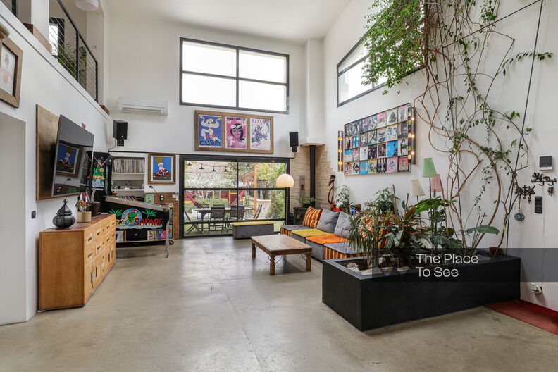 Warm loft-style home with garden, outdoor bar and pétanque court