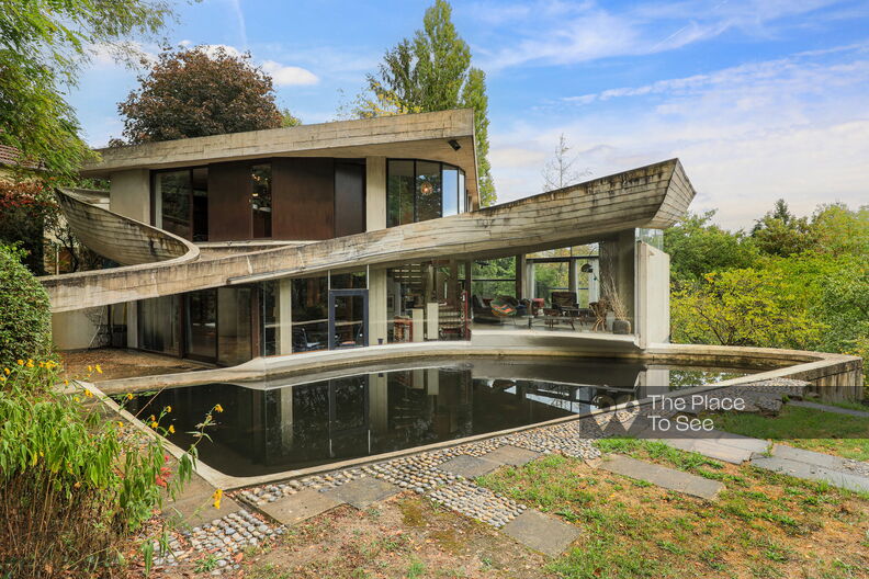 1970s concrete architect-designed house inspired by Oscar Niemeyer