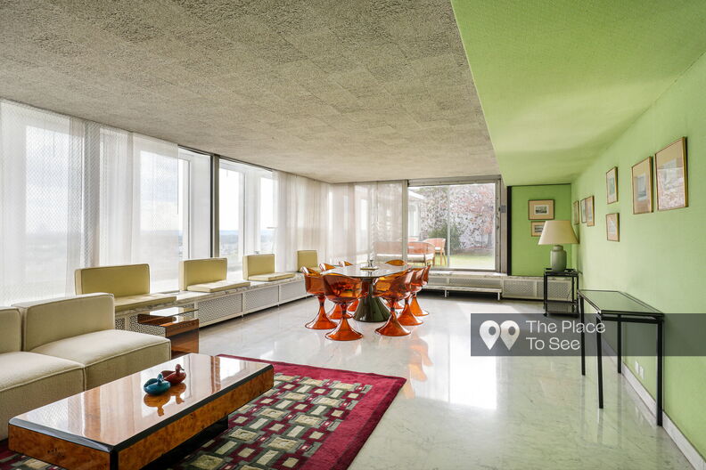 Seventies-style offices with a rooftop overlooking Paris and La Défense