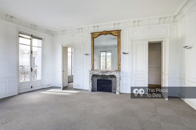 Vacant offices with carpet flooring on the second floor of a Haussmann-style building