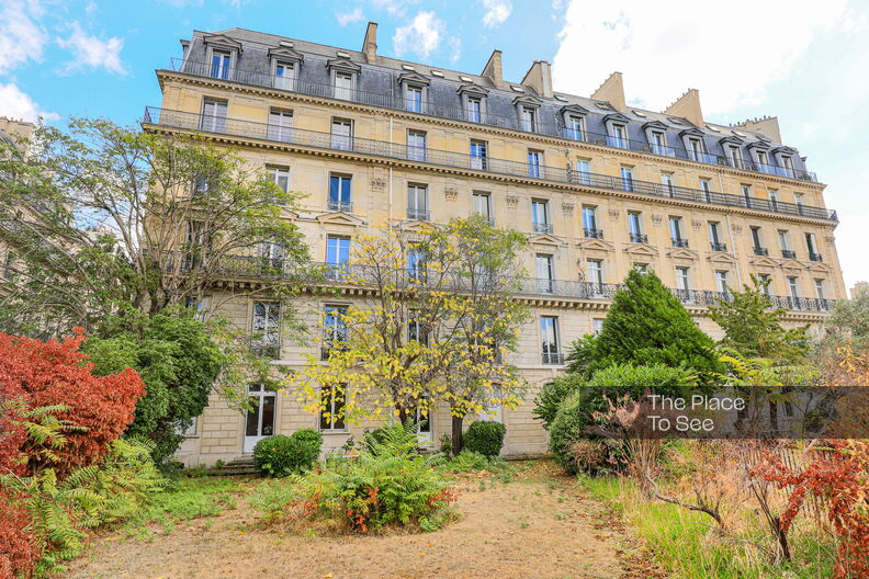 Common areas and garden of a Haussmann-style building