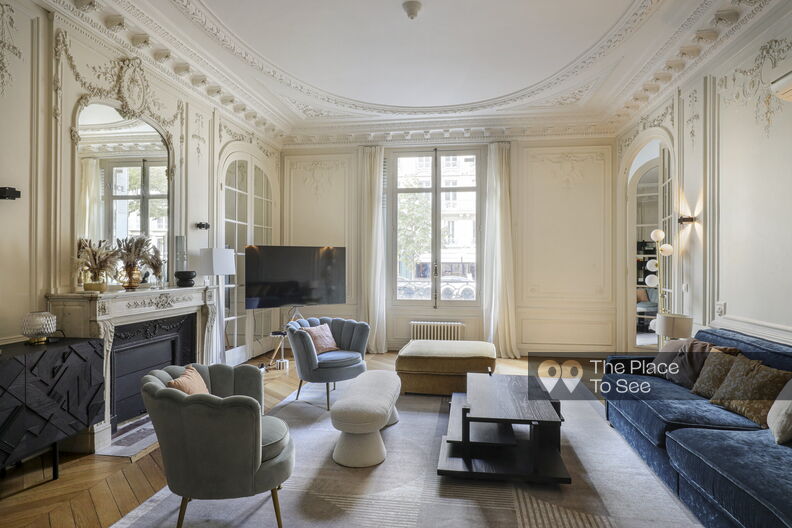 Contemporary Parisian apartment on the ground floor