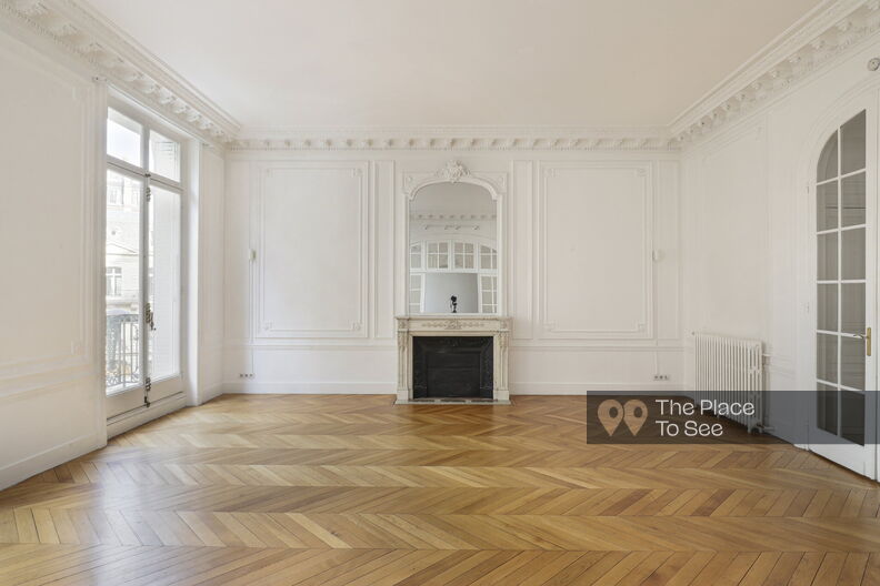 Spacious unfurnished Haussmannian apartment with white walls